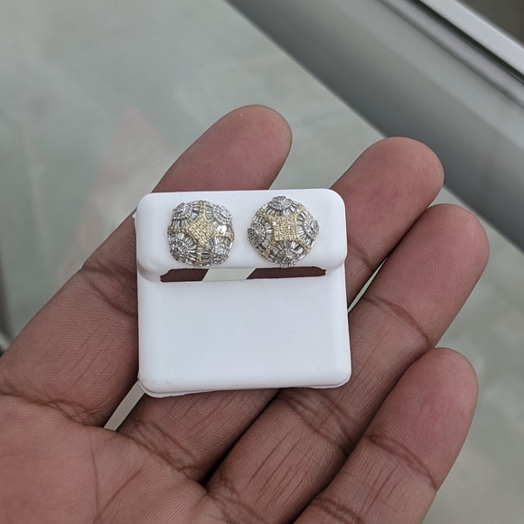 Real Diamond 10kt Gold Stud Earring